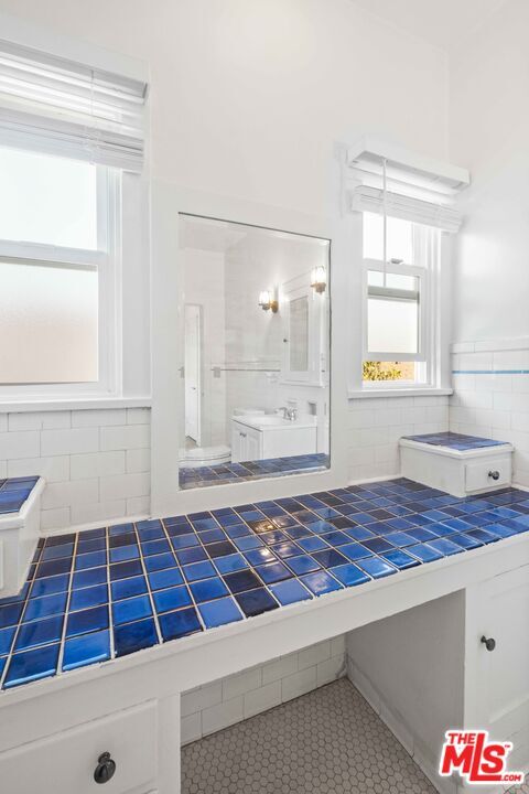 Building Photo - 643 S Detroit St