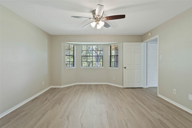 Building Photo - 200 Panorama Dr