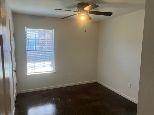 Building Photo - 3 Bed 2 Bath Duplex