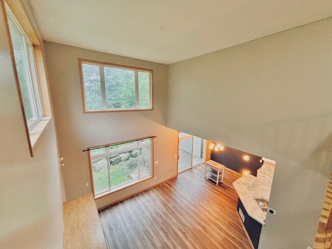 Building Photo - Gorgeous 3 Bedroom 4 Bath End Unit in Eagan