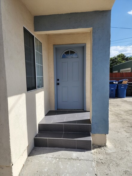 Building Photo - 2134 S Cloverdale Ave