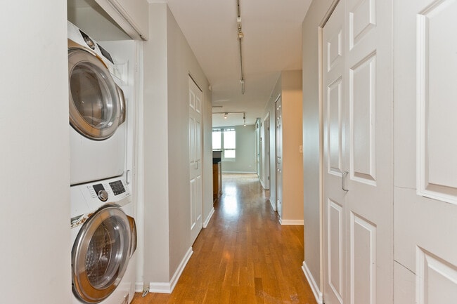 Building Photo - 345 N La Salle Dr