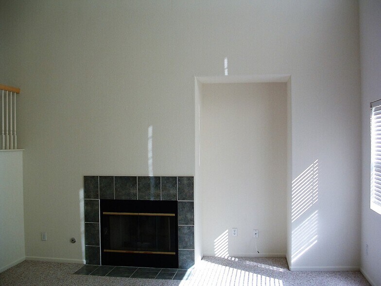 Building Photo - 43075 Avola Ct