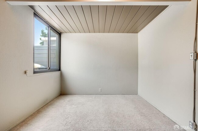 Building Photo - 172 Amber Dr