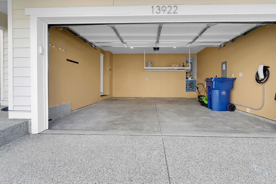 Building Photo - 13922 12th Pl W