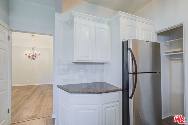 Building Photo - 253 S Elm Dr