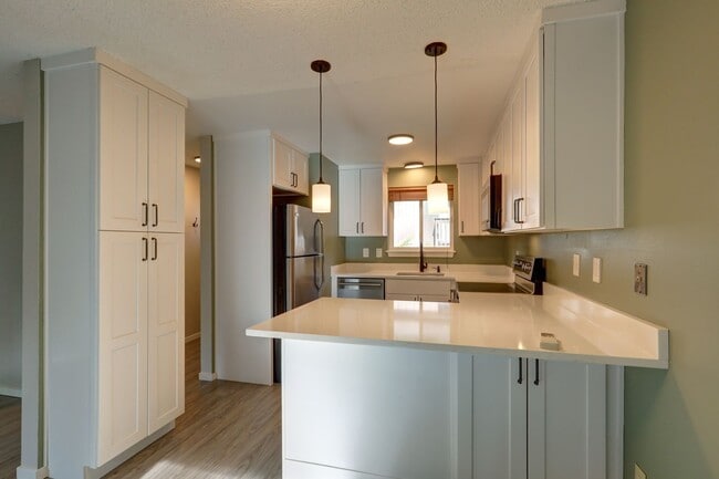 Building Photo - Large 2bd, 1.75ba Condo Available in Perfect Bellevue Location!