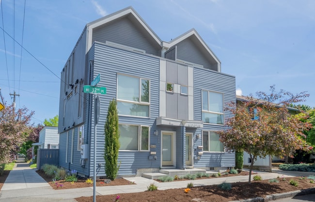 Building Photo - 4974-4984 NE 32nd Pl