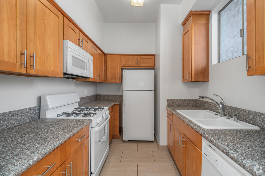 2BR, 2BA - 1,200SF - Kitchen - 1651 Camden Ave