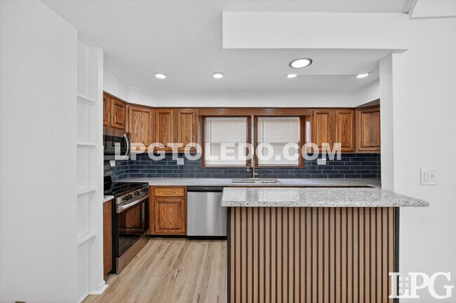 Building Photo - 4140 Caroline Ave