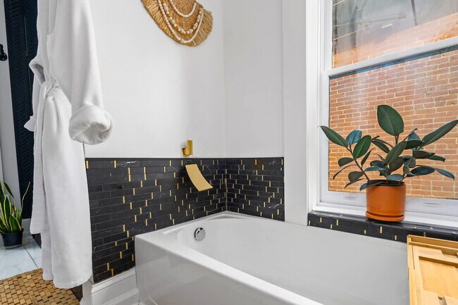 Building Photo - 98 Brickel St