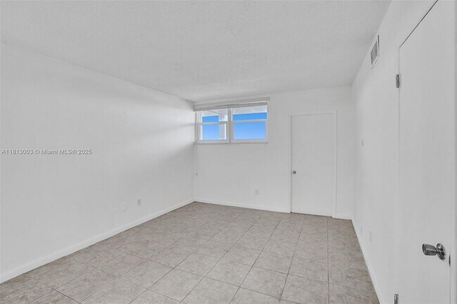 Building Photo - 3100 NE 49th St