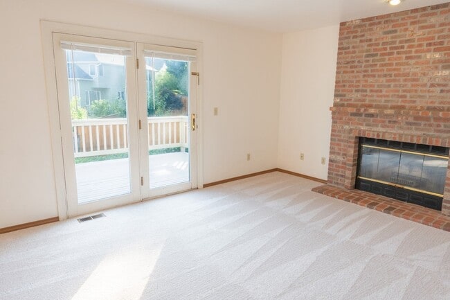 Building Photo - 3Bd/2.5Ba Bellevue House( Newport Hill)