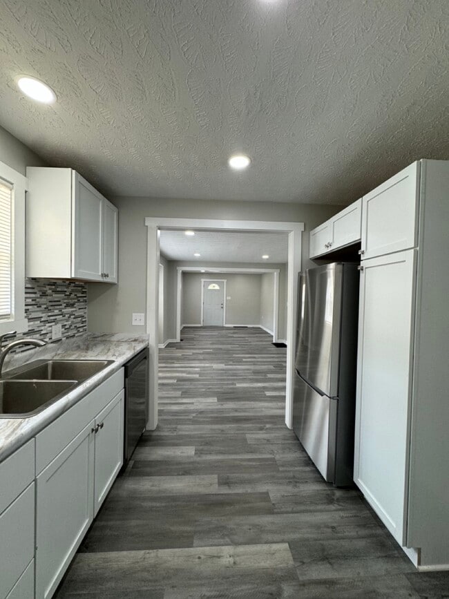 Building Photo - 951 N Bradley Ave