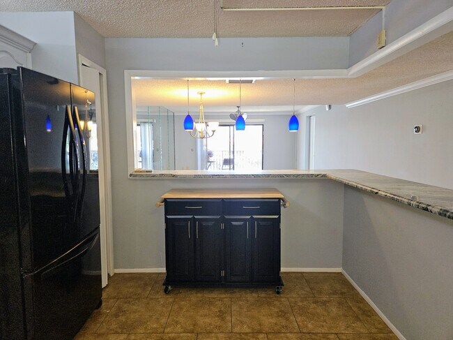 Building Photo - 7600 Sun Island Dr S