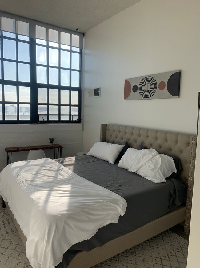 Building Photo - Urban Luxury Loft Living 1 bed/1 bath