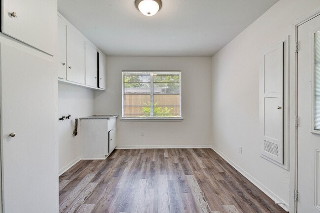 Building Photo - 1703 N Roberson St