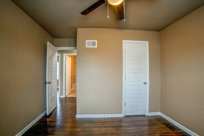 Building Photo - 3 Bed / 1 Bath in Tulsa!