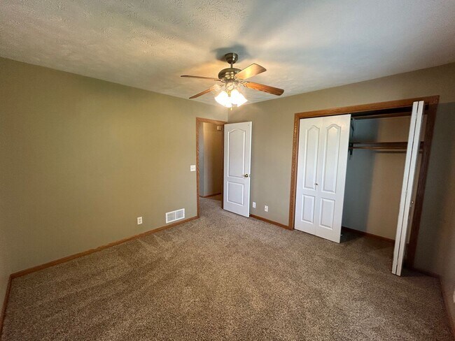 Building Photo - 6630 Shadow Pines Dr