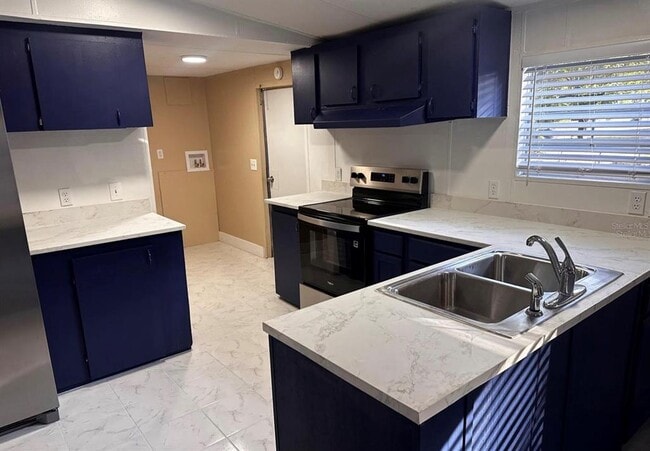 Building Photo - 12111 Anderson Dr