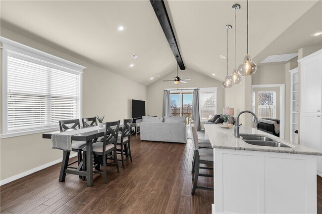 Building Photo - 442 SW Glover St