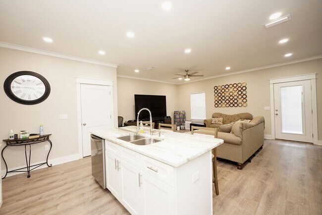 Building Photo - Newer Townhome Conveniently Located Near E...