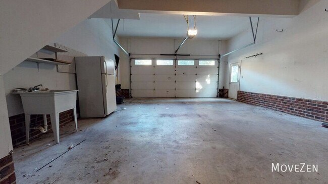 Building Photo - 123 Greymist Ln