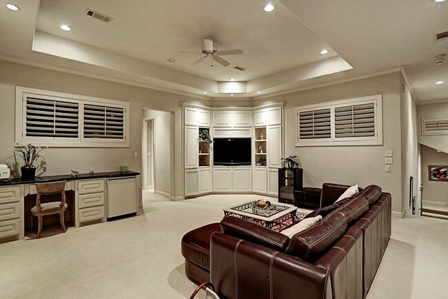 Building Photo - 11101 S Country Squire