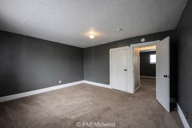 Building Photo - Charming 2 Bed Duplex in Indianapolis with Spacious Layout and Prime Location!