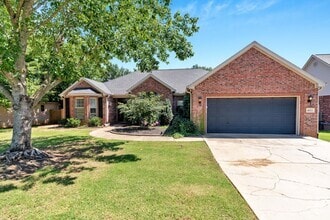 Building Photo - Fabulour Bridgeport S/D Home w/AMAZING out...