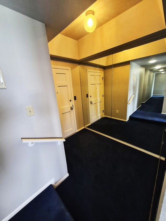 Building Photo - Spacious 2 Bedroom Condo for Rent in the Fairhaven Neighborhood