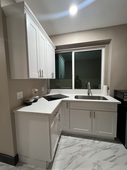 Beautiful 1 bedroom apartment with small kitchen & bathroom. Quiet street. Secured property. - 1679 Brockton Ln