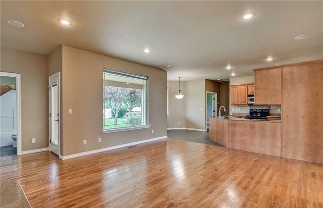 Building Photo - Gorgeous 4 bed, 3 full baths Craftsman Sty...