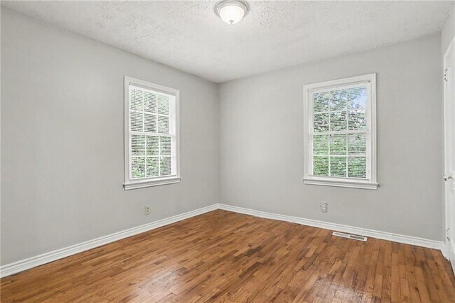 Building Photo - 3743 Poplar Dr