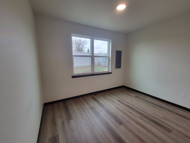 Building Photo - New 3 bedroom, 2 bathroom Town home in Pri...