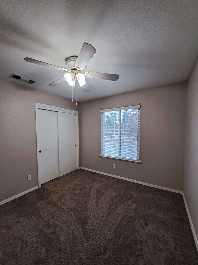 Building Photo - Comfortable 3BR Two-Story Home in Secure Fresno Community!