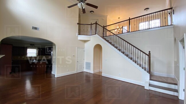 Building Photo - Beautiful 4 Bed 3.5 Bath with Large Yard -...