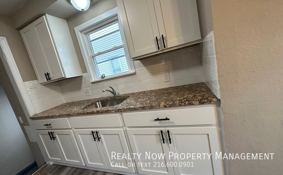 Building Photo - 5063 Thomas St