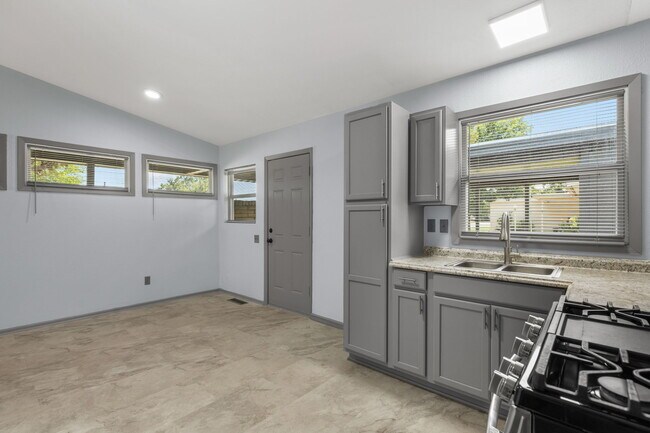 Building Photo - 4031 Gossett Dr