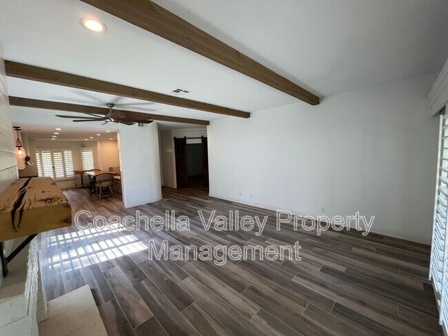 Building Photo - 289 Vista Royale Cir W