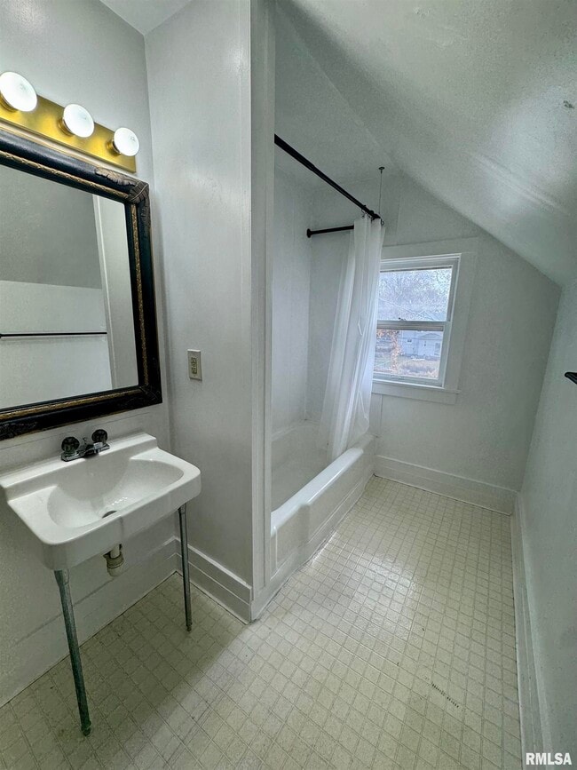 Building Photo - 2325 McKinley Ave