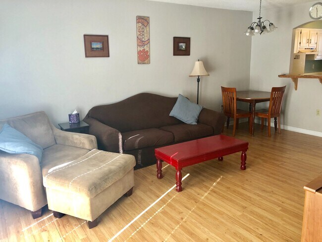 Building Photo - Flexible Lease Term Available for 2 Bed/1.5 Bath Townhome!