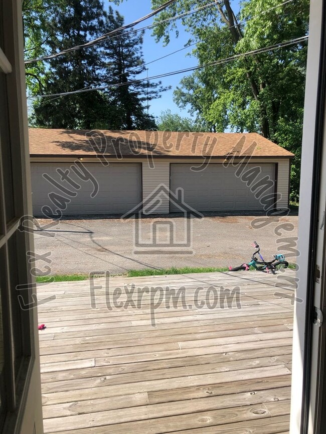 Building Photo - West Side Town Home - Sylvania Schools!!!