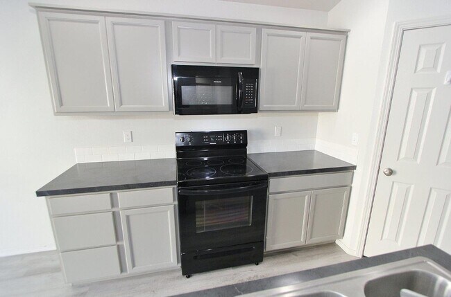 Building Photo - Single-Level Home In Quiet Neighborhood