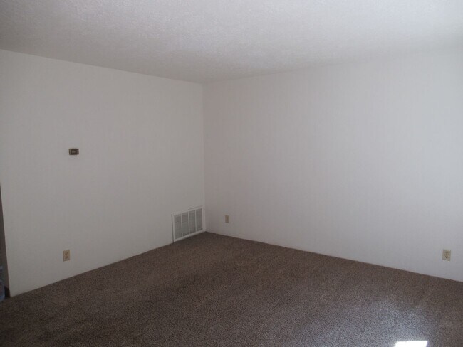 Building Photo - Nice Clean Two Bedroom w/ Private Backyard