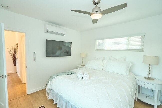 Building Photo - FURNISHED Modern One Bedroom+Loft Coronado! In Unit W/D! AC! Assigned Parking!
