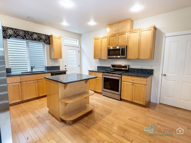Building Photo - Beautiful 3 Bed/3 Bath Home!