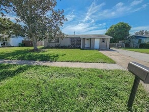 Building Photo - 995 Barclay Dr