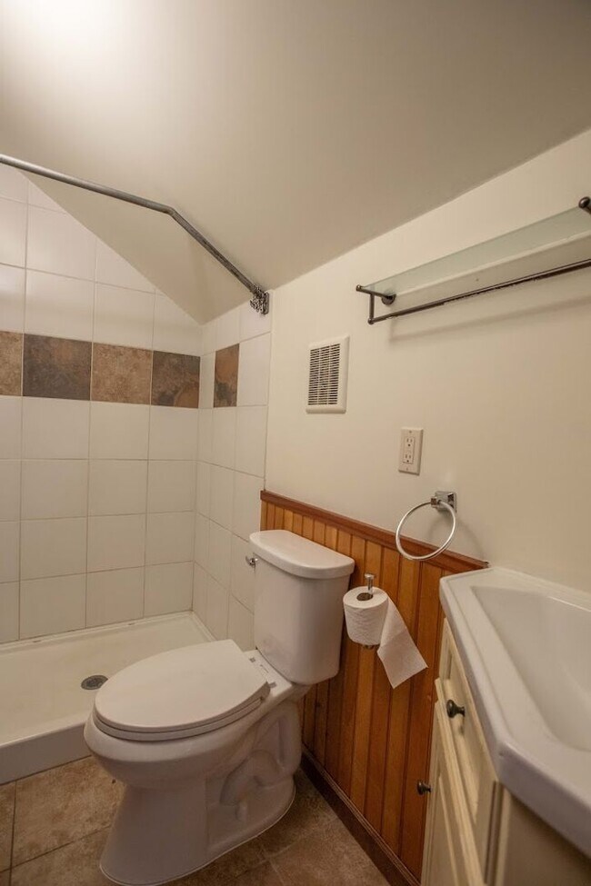 Building Photo - Gorgeous Vintage Home in Downtown Langley with Detached Guest Studio!!