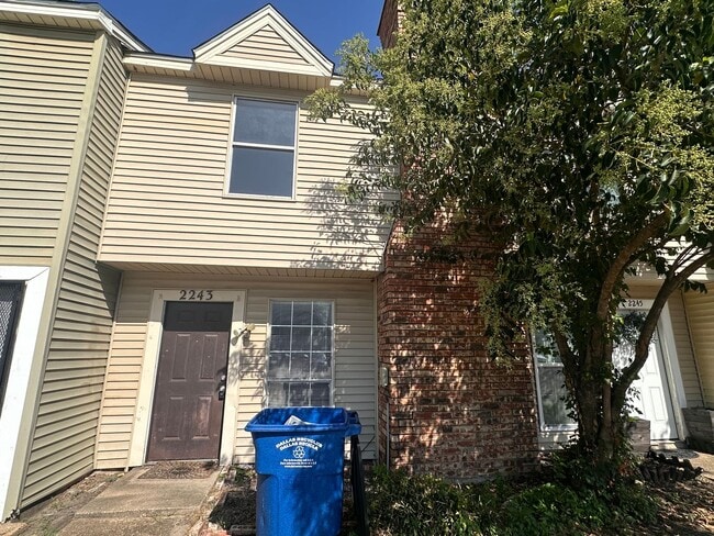 Primary Photo - Spacious 2 story townhouse with fenced yard!